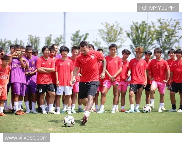 日本足球球星大腿力量展现完美技巧助力球队突破困境